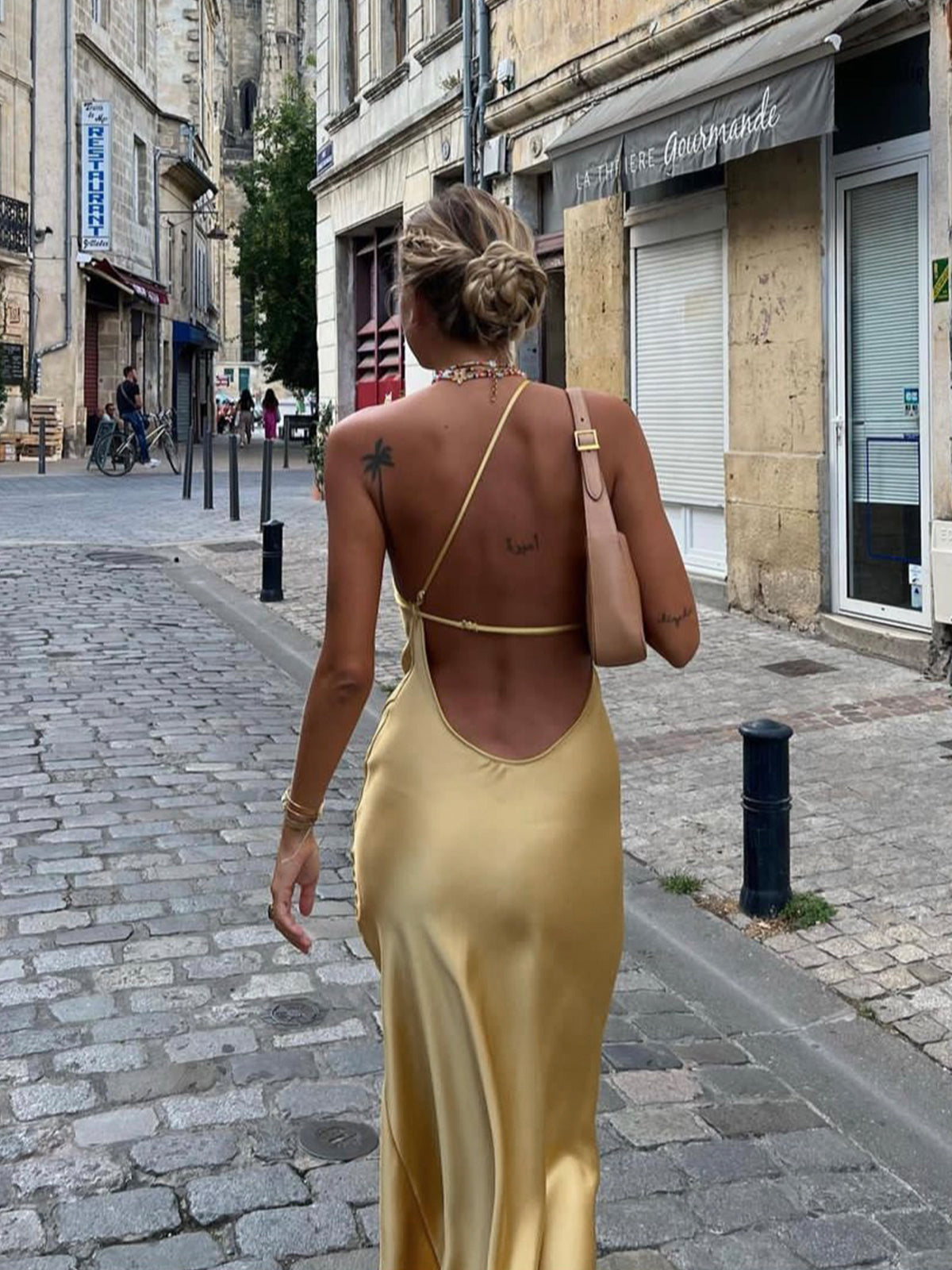 Chique Satijnen Maxi Jurk Met Open Rug
