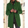 model draagt comfortabele lange winterjas voor dames met knopen