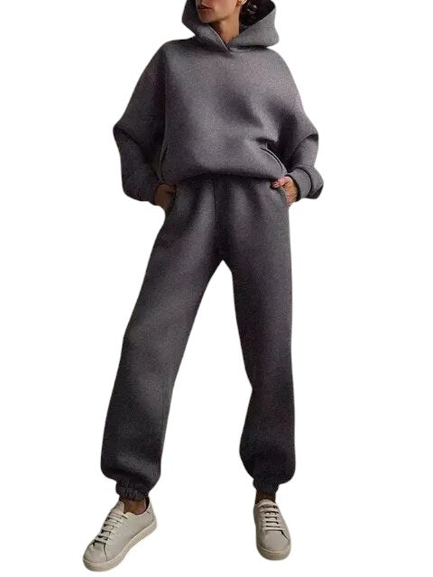 Jogginganzug-Ubergrosse-Kapuze-Zweiteiler-Damenbekleidung-Leyna-Moda-4-Photoroom.jpg