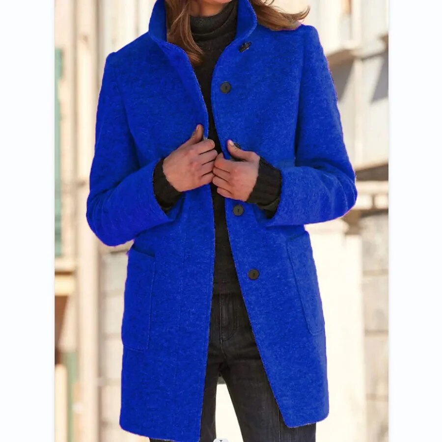 model draagt comfortabele lange winterjas voor dames met knopen