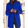 model draagt comfortabele lange winterjas voor dames met knopen