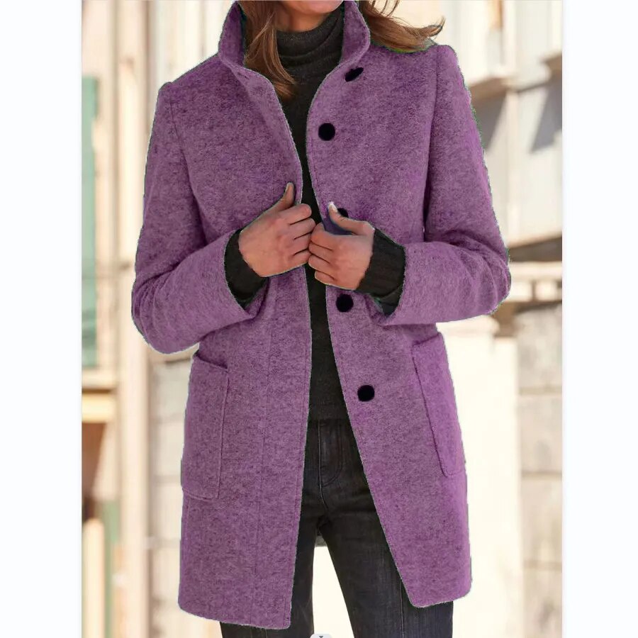 model draagt comfortabele lange winterjas voor dames met knopen