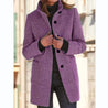 model draagt comfortabele lange winterjas voor dames met knopen