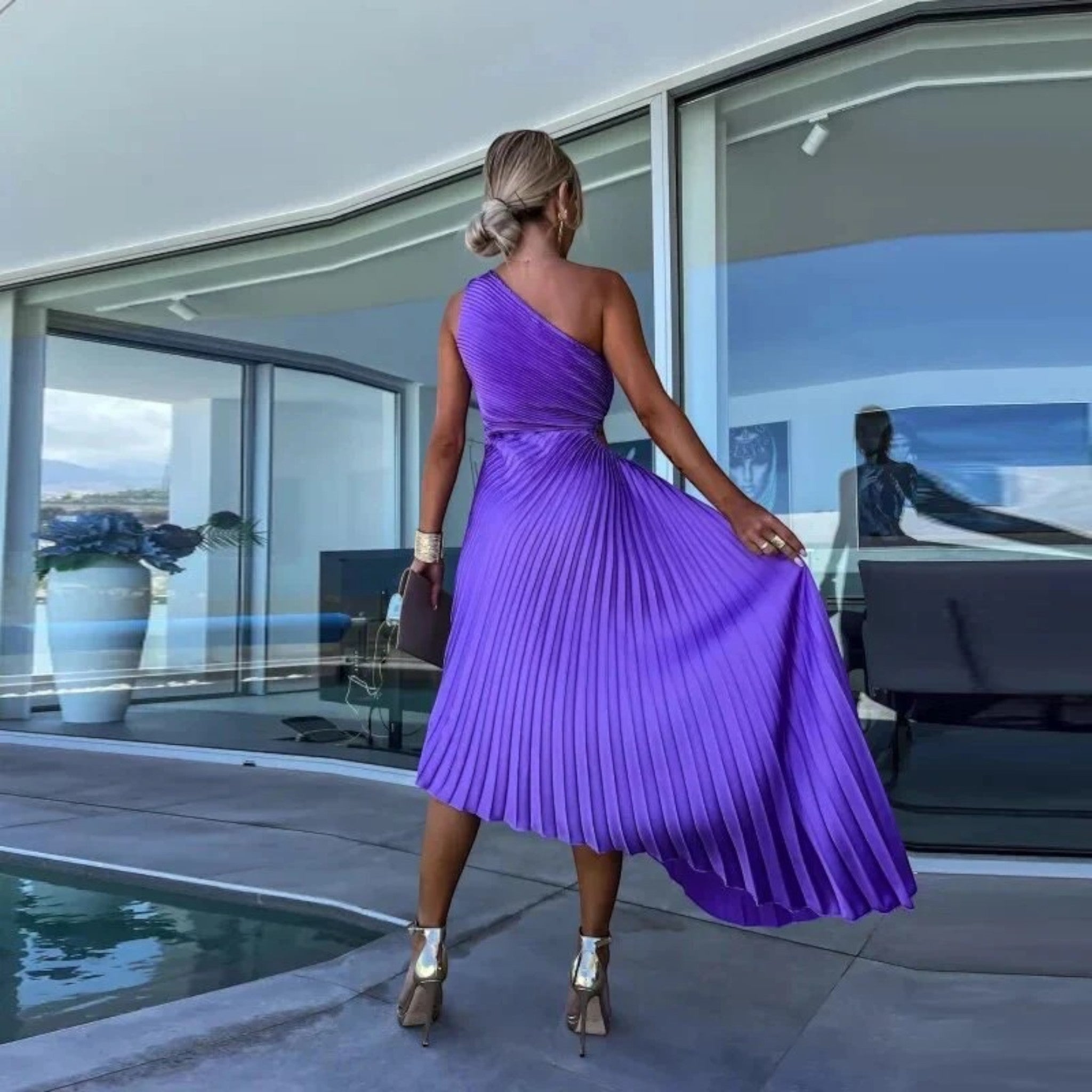 fi9bSexy-Pittige-Meisje-Nachtclub-Jurk-Off-Shoulder-Mouwloze-Uitgeholde-Elegante-Plooirok-Zomer-2023-Vrouw-Effen-Jurken_d9a8f5c7-d184-4805-abab-e2fd27d9203a-Photoroom.jpg