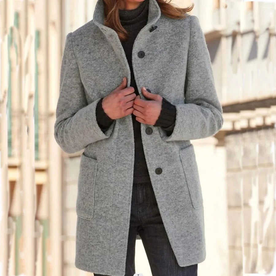 model draagt comfortabele lange winterjas voor dames met knopen