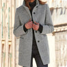 model draagt comfortabele lange winterjas voor dames met knopen