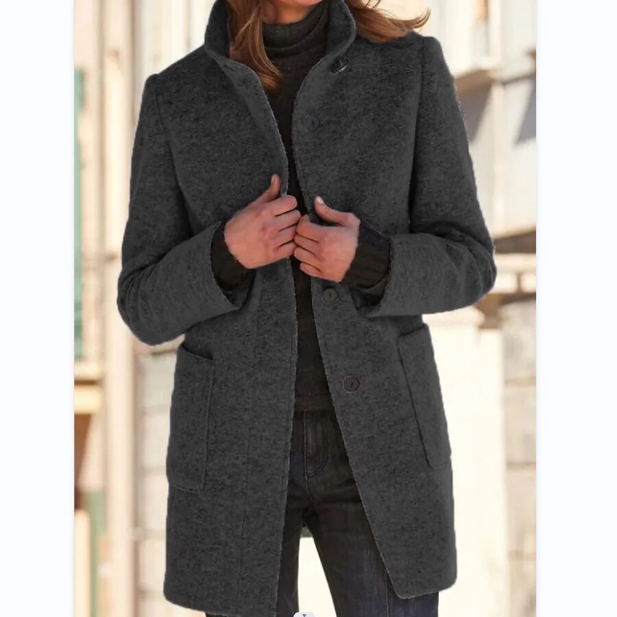 model draagt comfortabele lange winterjas voor dames met knopen