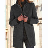 model draagt comfortabele lange winterjas voor dames met knopen